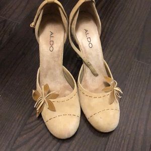 Suede Mary Jane pumps with flower appliqué